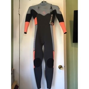 Women’s (4) Rip Curl Flashbomb wetsuit. 4/3.